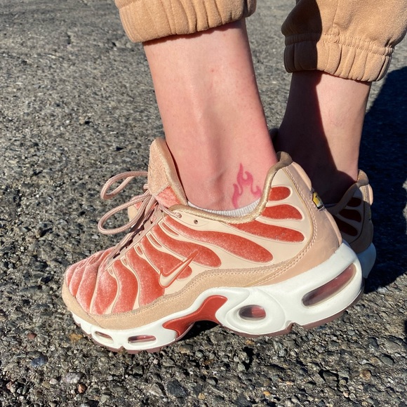 Nikes - Picture 2 of 3